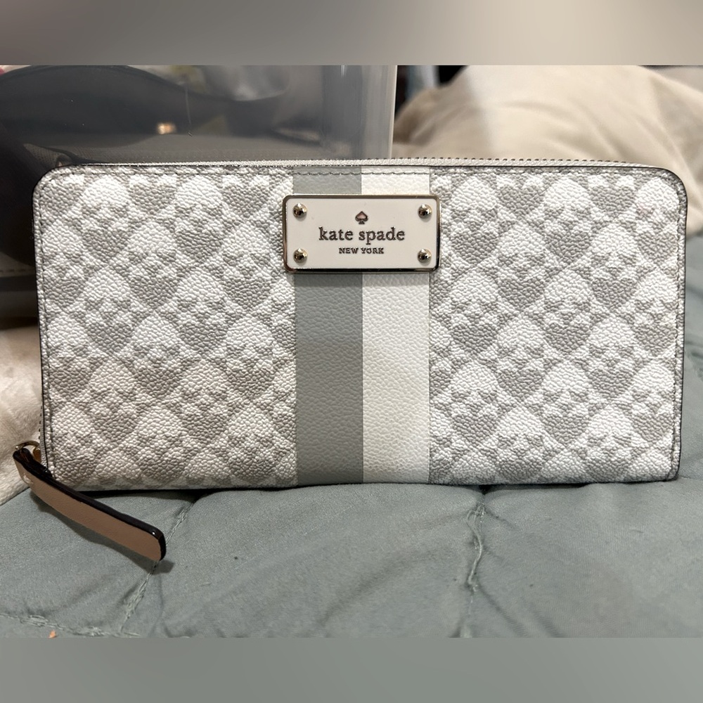 New without tags, gray and white Kate Spade zipper wallet.